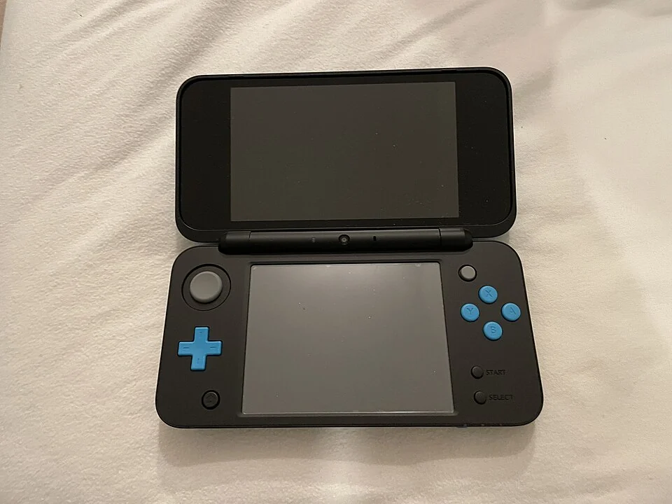 New Nintendo 2DS XL open.jpg
